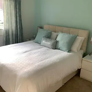Private Room, Shared Bathroom With One Other, Tea And Coffee Making Facilities, Mini Fridge And Hairdryer, King Sized Bed With Help Yourself Continental Breakfast In Secluded Modern With Parking Bournemouth